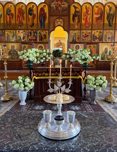 Паломники Среднеазиатского митрополичьего округа во главе с митрополитом Викентием встречают Благодатный огонь на Святой Земле