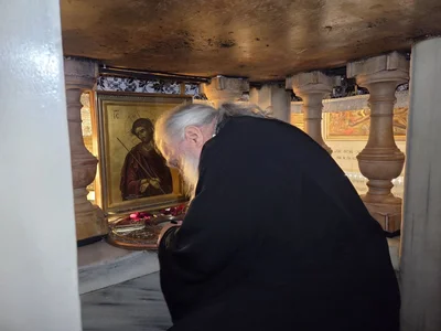 Паломники Среднеазиатского митрополичьего округа во главе с митрополитом Викентием встречают Благодатный огонь на Святой Земле