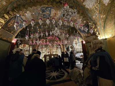 Паломники Среднеазиатского митрополичьего округа во главе с митрополитом Викентием встречают Благодатный огонь на Святой Земле
