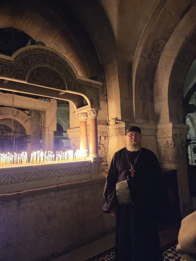 Паломники Среднеазиатского митрополичьего округа во главе с митрополитом Викентием встречают Благодатный огонь на Святой Земле