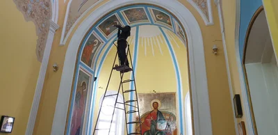 В соборе установили новые иконы апостолов и завершили реставрацию арки