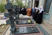 Святейший Патриарх Кирилл посетил Боткинское кладбище в Ташкенте