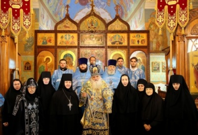 Митрополит Викентий доставил мощевик с частицей мощей святителя Николая Сербского в Свято-Троицкий Никольский женский монастырь