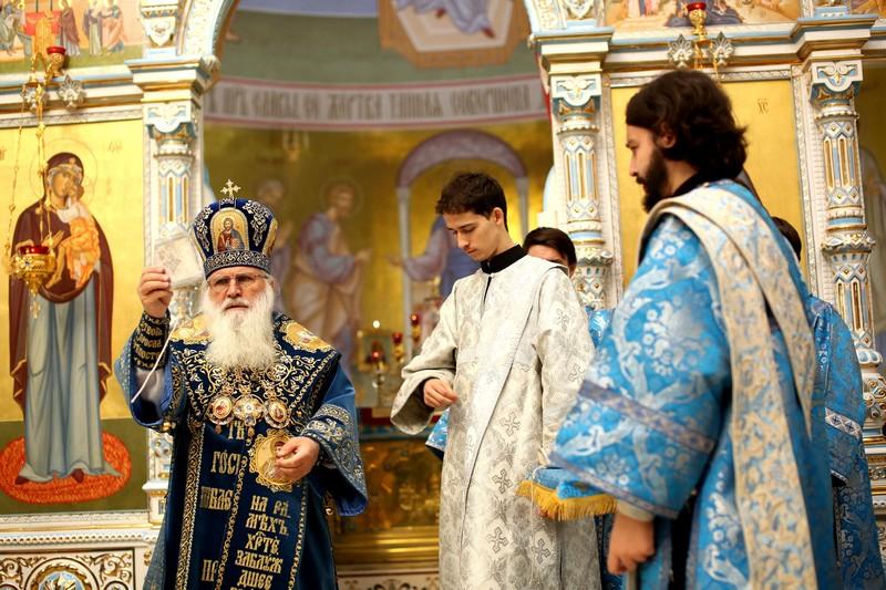 В праздник Казанской иконы Божией Матери в соборе митрополит Викентий совершил дьяконскую хиротонию