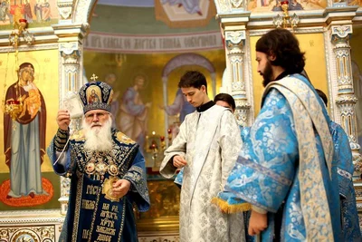 В праздник Казанской иконы Божией Матери в соборе митрополит Викентий совершил дьяконскую хиротонию