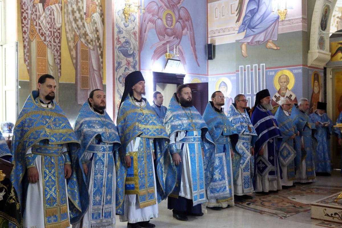 Настоятель и диакон собора сослужили митрополиту Викентию в день Ташкентской епархии