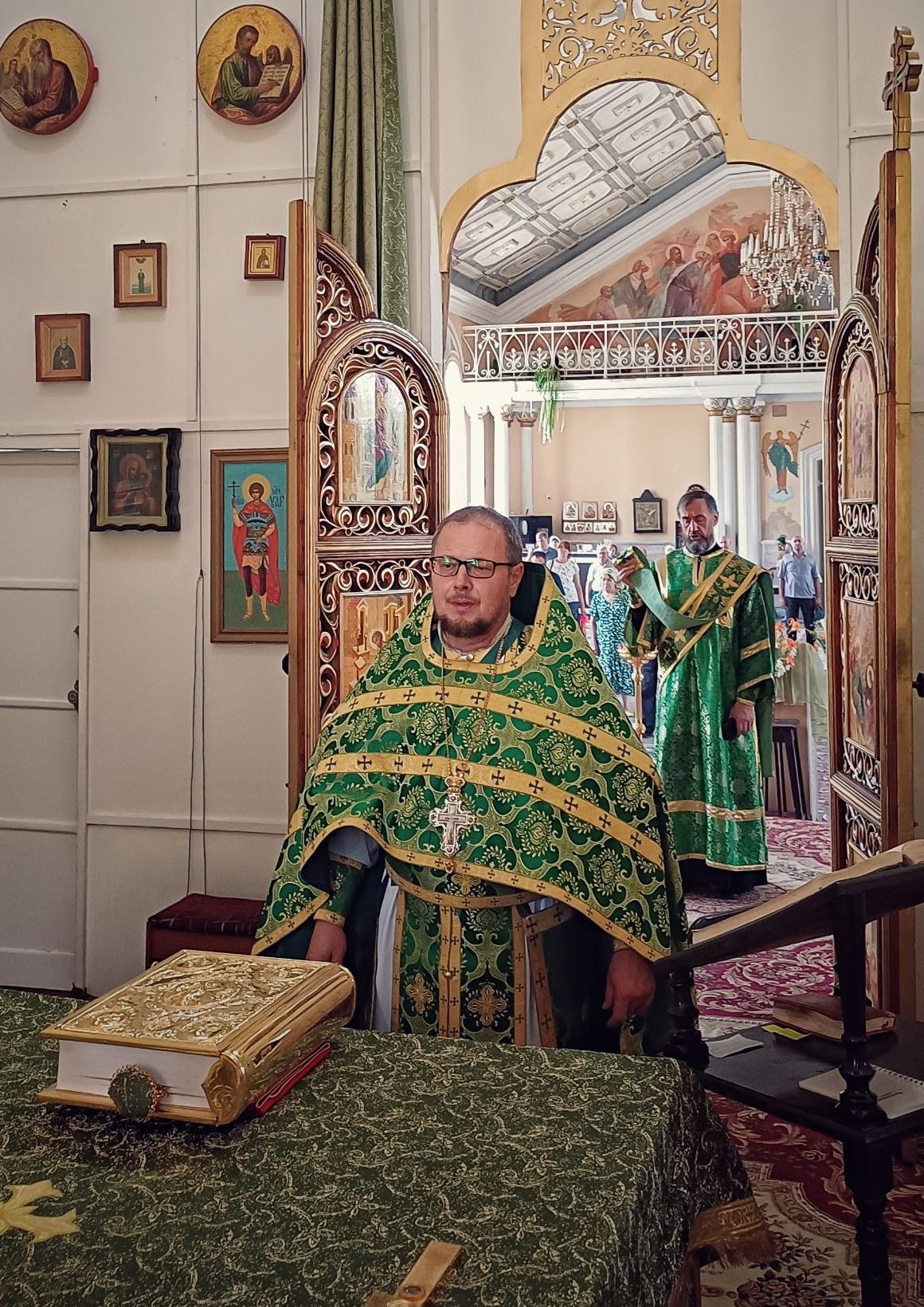 Всенощное бдение в праздник Воздвижения Креста Господня в Свято-Алексиевском соборе