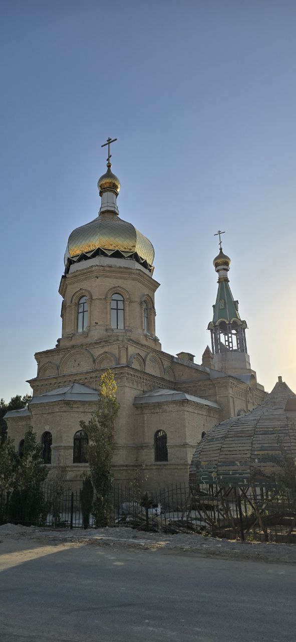 Исторический день: на храм Александра Невского в Термезе водружены новый купол и крест