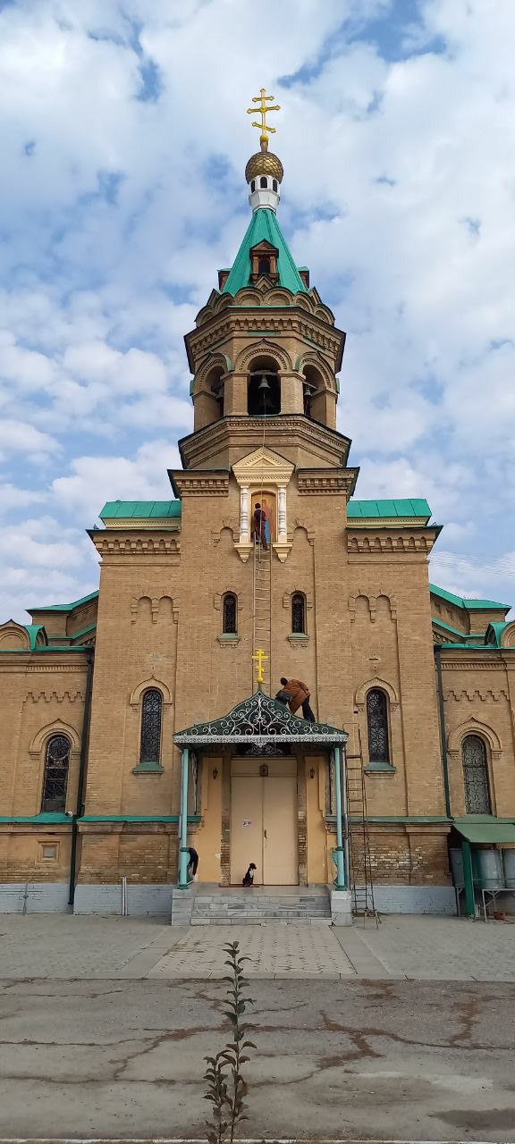 В соборе покрыли лаком алтарную икону святителя Алексия и образ «Нерушимая стена»