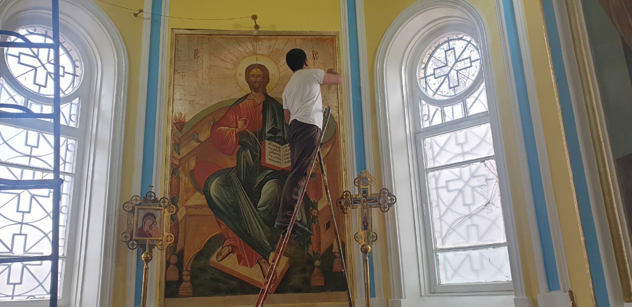 В соборе установили новые иконы апостолов и завершили реставрацию арки