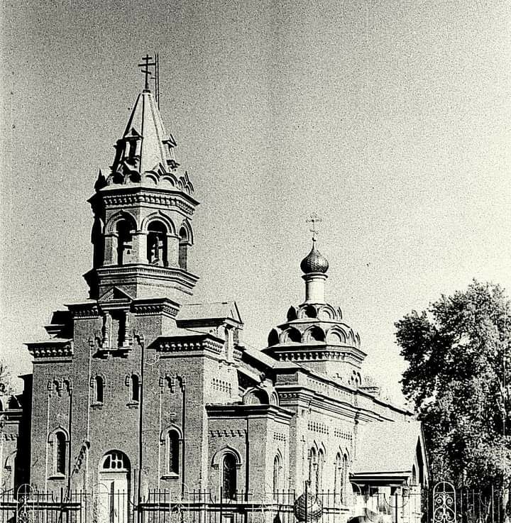 Архивный кадр 1997 года: временный крест над колокольней собора