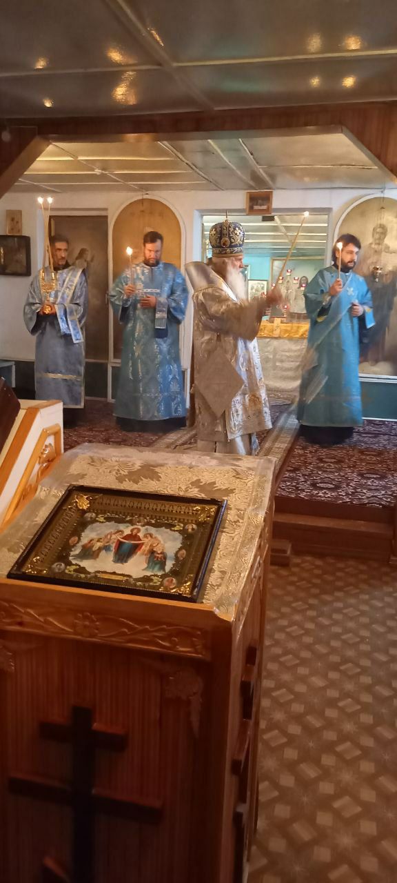 Митрополит Викентий совершил вечернее богослужение в храме Покрова Пресвятой Богородицы города Карши