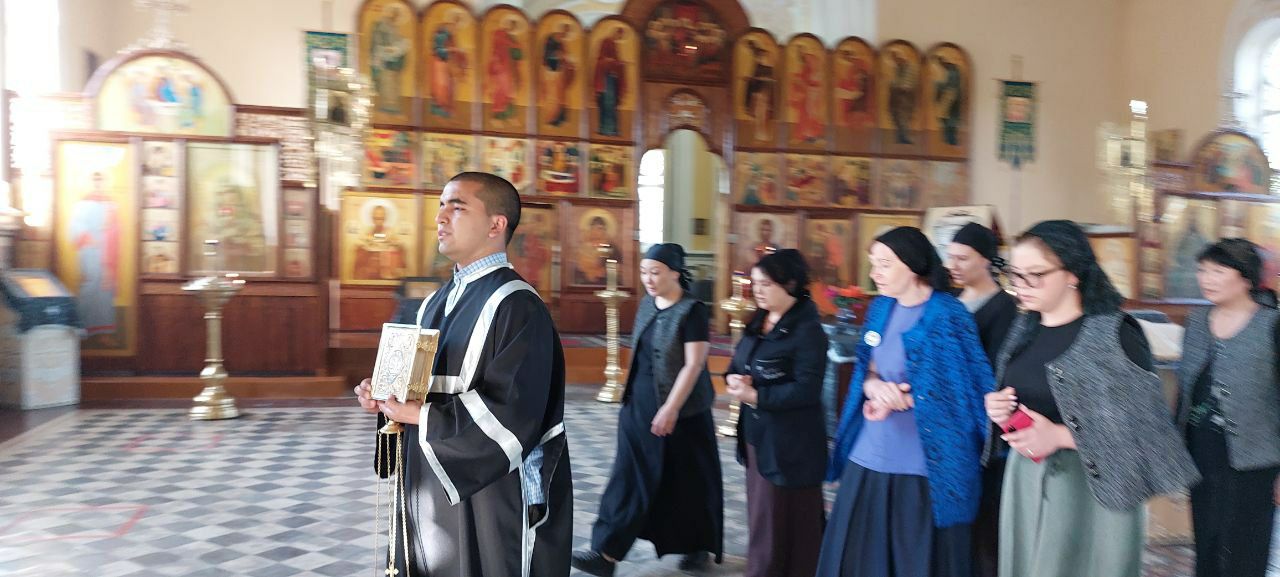 Крестный ход с Плащаницей накануне Великой субботы
