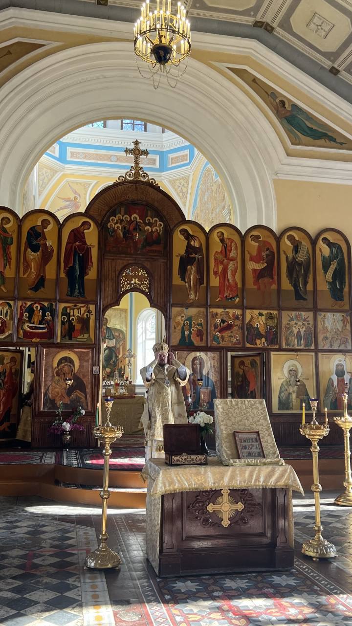 Митрополит Роменский и Бурынский Иосиф возглавил Литургию в Свято-Алексиевском соборе