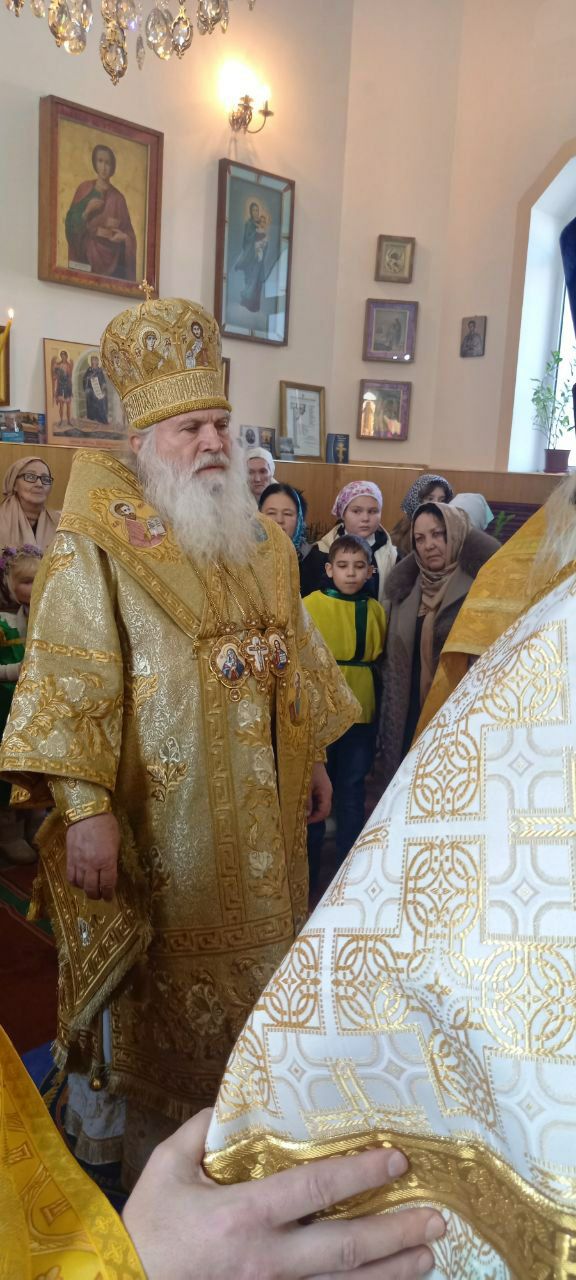 Митрополит Викентий совершил чин великого освящения храма святителя Николая в Джизаке