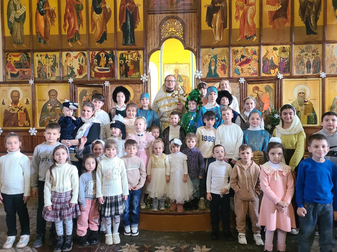Дети воскресной школы собора представили рождественскую сценку «Рождественская сказка»