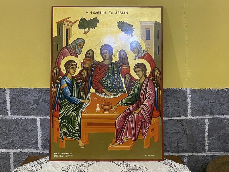 «Гостеприимство Авраама» (греч. надпись «Η ΦΙΛΟΞΕΝΙΑ ΤΥ ΑΒΡΑΑΜ») — Авраам и Сарра принимают трёх ангелов у дуба Мамврийского