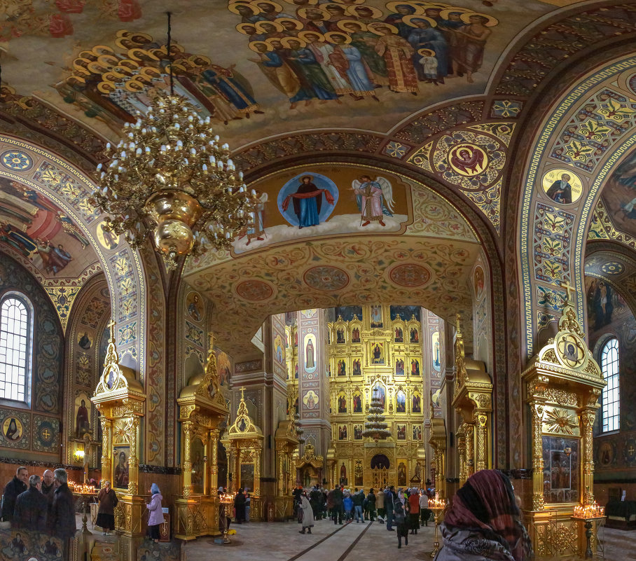 НЕВЕРНОЕ ИЗОБРАЖЕНИЕ: фото интерьера храма (иконостас) — не портрет, случайная фотография