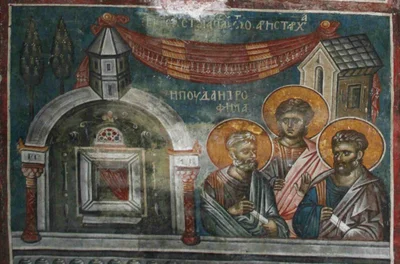 Фреска с греческой надписью «...ΑΠ ΑΡΙΣΤΡΧ» (ап. Аристарх) в группе трёх святых у гробницы