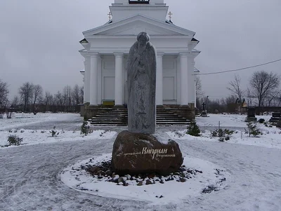 Памятник преподобному у монастырского храма с надписью «Киприан Сторожинский»