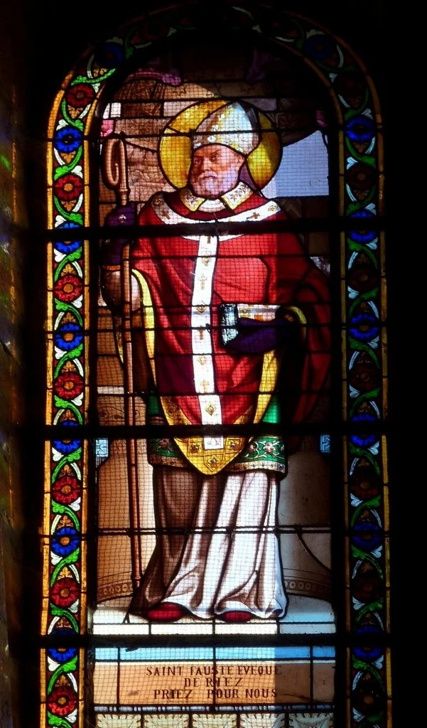 Контекстно верно, но НЕ православное: витраж с французской надписью «SAINT FAUSTE, ÉVÊQUE DE RIEZ, PRIEZ POUR NOUS» — западное (католическое) изображение, отражающее его исключительно западное почитание
