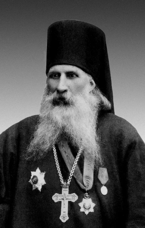 Старинная фотография архимандрита с крестом и наградами