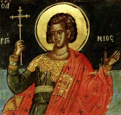 Фреска с частично читаемой надписью «...ΝΙΟΣ» (Горгониос) — святой в придворном/воинском облачении с крестом в руке