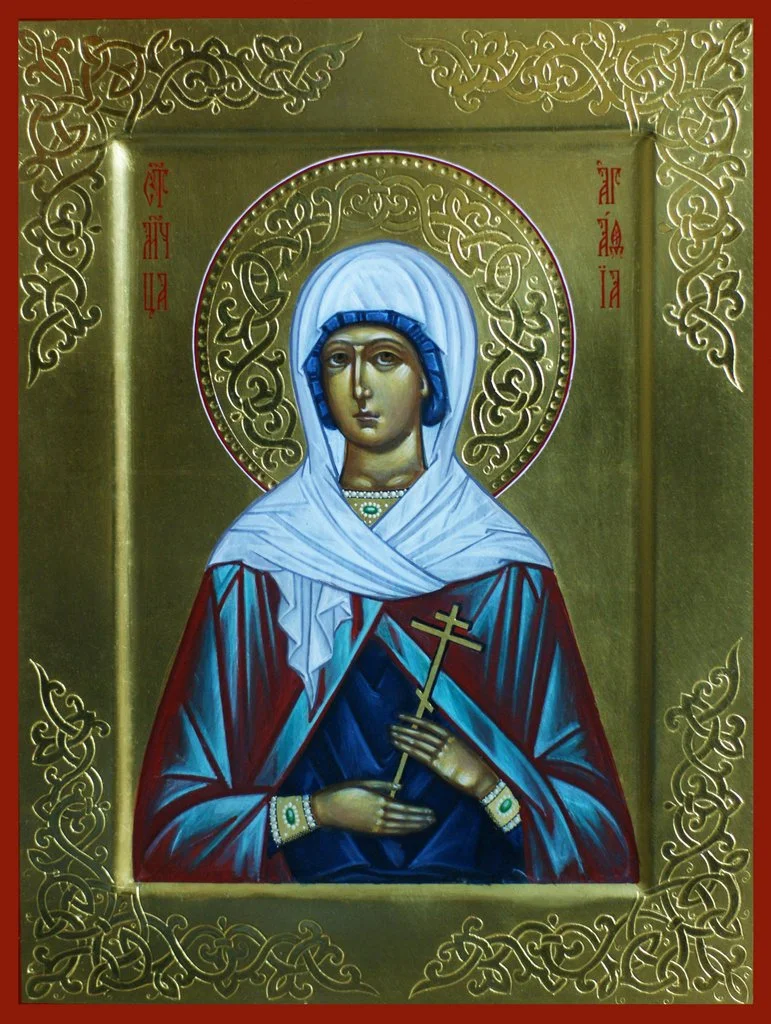 Икона с надписью «СТМЦА АГАФИЯ» (Святая мученица Агафия) — святая с крестом в золотом окладе