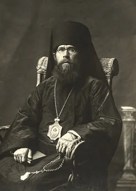 Студийная чёрно-белая фотография архиерея с панагией, тот же период — подписи в кадре нет