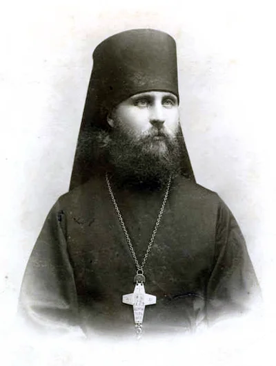 Чёрно-белая фотография архиерея