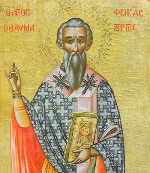 Икона с греческой надписью «ΑΓΙΟΣ ΦΩΚΑΣ Ο ΘΑΥΜΑ[ΤΟΥΡΓΟΣ]» (Святой Фока Чудотворец) — святитель изображён в архиерейском облачении с Евангелием в руке
