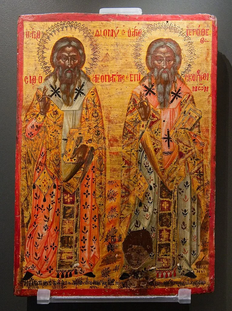 Икона с надписью «ΔΙΟΝΥ[ΣΙΟΣ]» и «ΙΕΡΟΘΕ[ΟΣ]» — свт. Дионисий Ареопагит и свт. Иерофей изображены рядом в архиерейском облачении с Евангелиями в руках