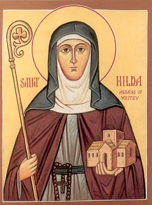 Икона с надписью «SAINT HILDA ABBESS OF WHITBY» — преподобная в монашеском облачении с посохом и моделью монастыря в руке