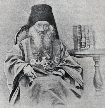 Старинный портрет-гравюра пожилого архиерея с наградами, подписанный «Justin Mikhailov»
