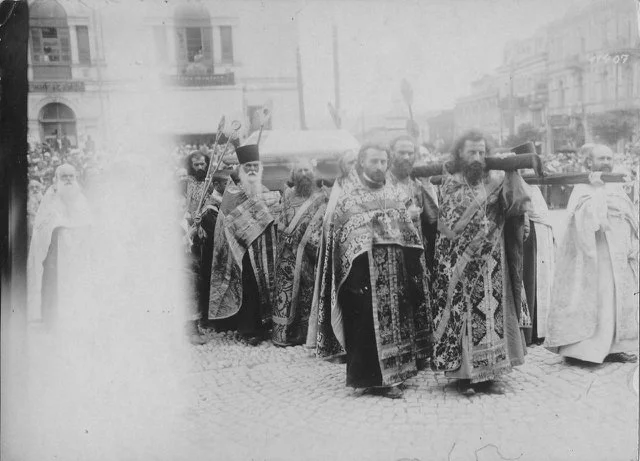 Подлинная фотография похоронной процессии с гробом духовенства (файл озаглавлен «Kirion II Funeral»)