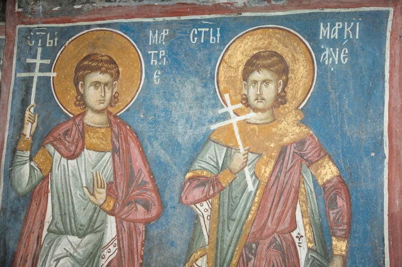Фреска с надписями «СТЫ МАРТІЕ» (Мартирий) и «СТЫ МАРКІАНЕ» (Маркиан)