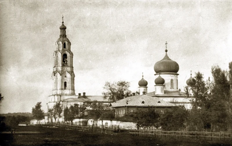 Старинная фотография монастырского комплекса с колокольней и куполами