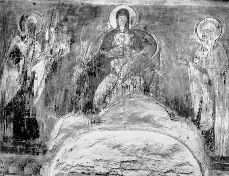 Старинная фреска с изображением архиерея