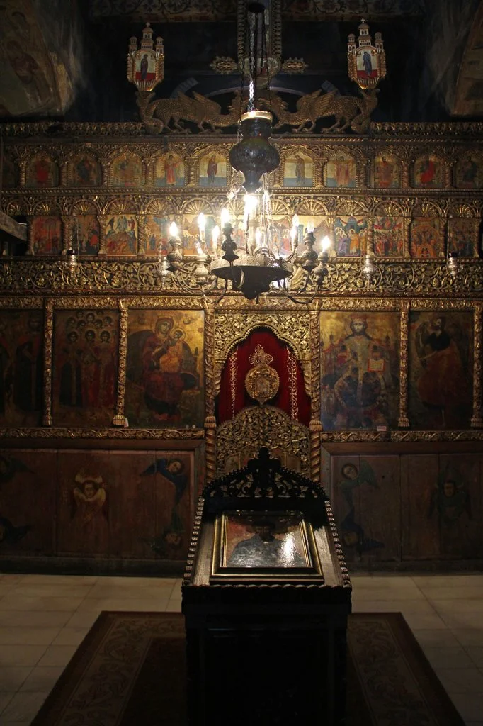 Интерьер алтарной части храма/монастыря — возможно, монастырь Св. Наума на Охридском озере