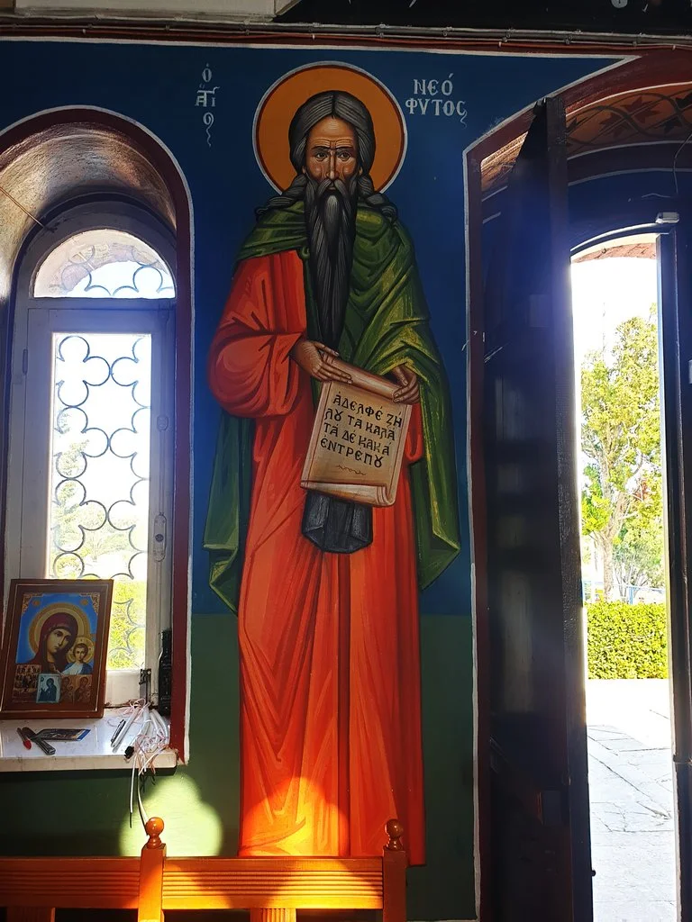 Фреска с надписью «Ο ΑΓΙΟΣ ΝΕΟΦΥΤΟΣ» («Святой Неофит»), святой держит свиток