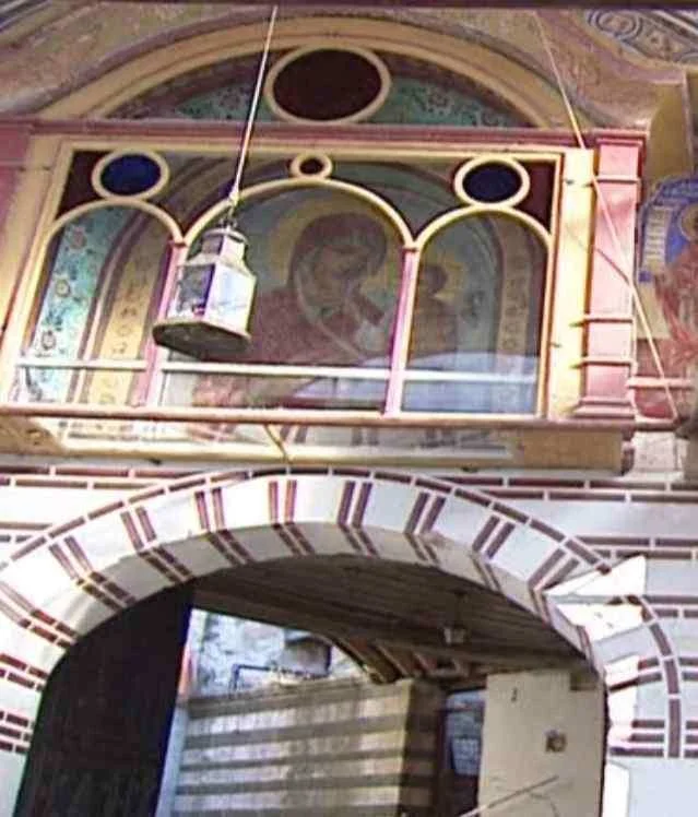 Икона Божией Матери «Находящаяся над вратами»
